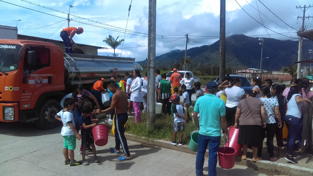 Defensa Civil Colombiana entrega agua potable a Pueblo Rico en Risaralda
